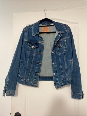 Levi's Women's Original Trucker Denim Jacket in a medium wash size Large